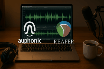 Stacja montażowa audio laptop z wyświetlonym waveformem i logotypami Auphonic oraz Reaper, obok mikrofon, słuchawki i kubek kawy na drewnianym biurku w ciepłym świetle